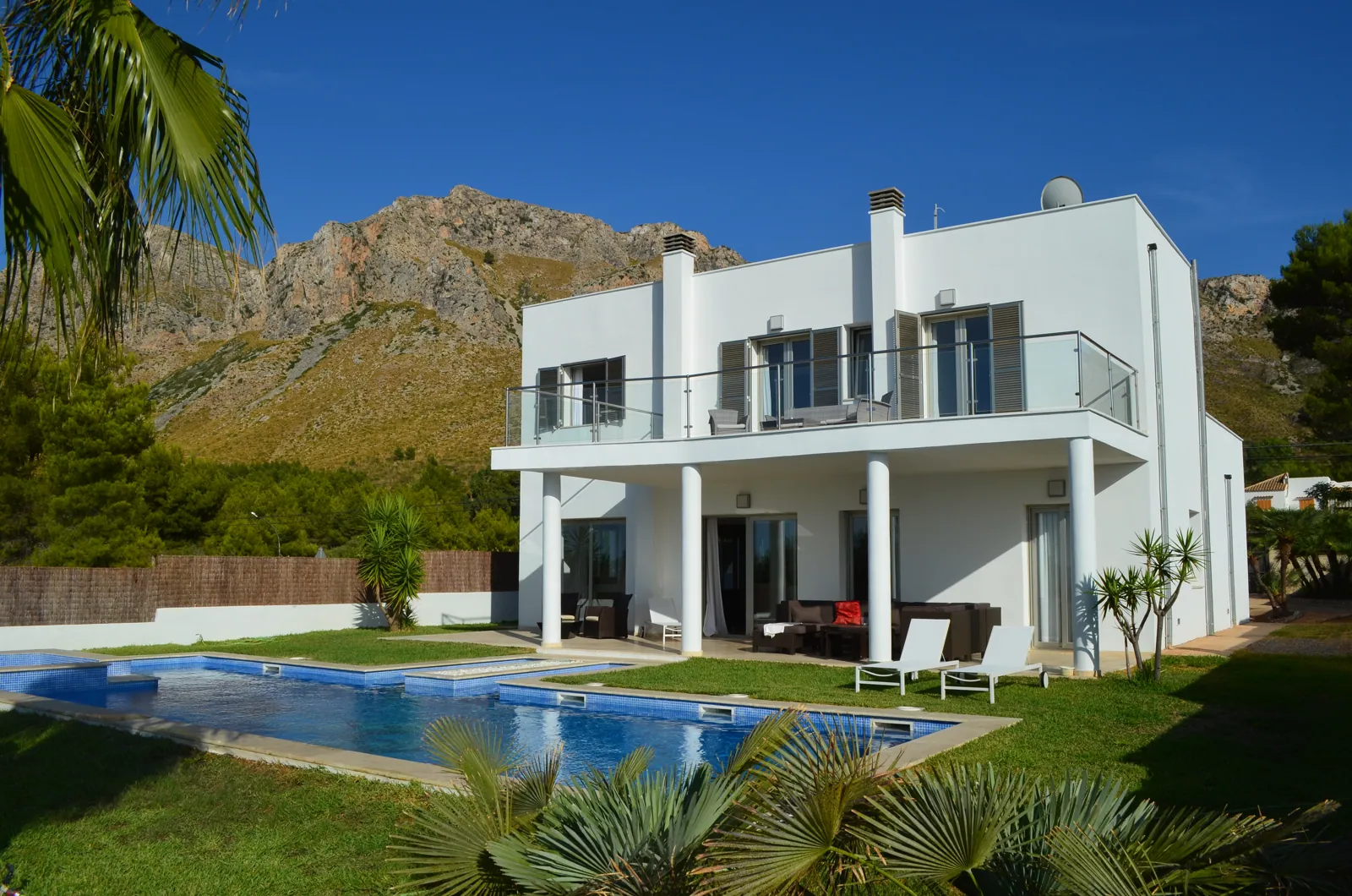 Villa Betlem 2, white villa with pool below the mountains