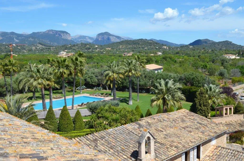 Hotel Santa Maria, gardens and pool below the mountains